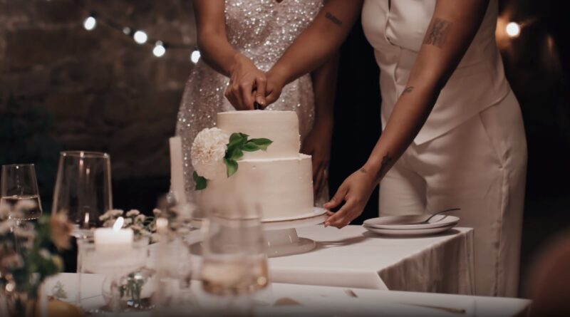 How to Cut a Wedding Cake