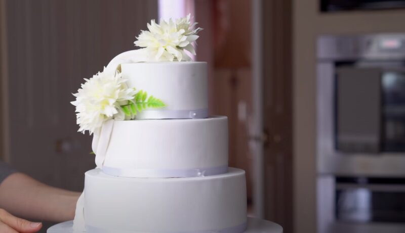 Should My Wedding Cake Be Minimalistic